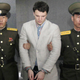 Warmbier, tras ser arrestado en el aeropuerto de Pionyang. Foto: AP